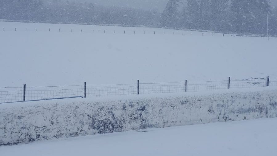 Roundwood, earlier this afternoon with further heavy snowfall.

Please do not make any unnecessary journey.

Some roads are treacherous. Don't put yourself and the lives of others at risk.

#KeepSafe #DrivingWicklow