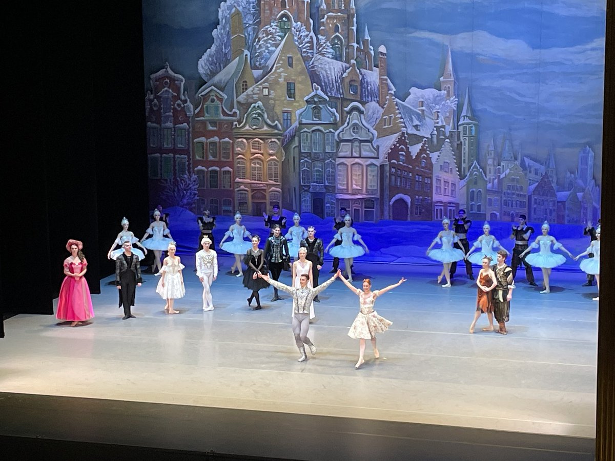 handgs's tweet photo. Bravo 👏 et un grand merci @TCEOPERA de proposer une telle représentation avec le ballet de l’Opera National d’Ukraine 🇺🇦L’année commence admirablement avec cette dynamique 🙏🏻 @SQuatrehomme @caissedesdepots https://t.co/XFzxRCGfFR