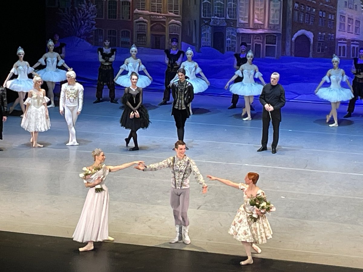 handgs's tweet photo. Bravo 👏 et un grand merci @TCEOPERA de proposer une telle représentation avec le ballet de l’Opera National d’Ukraine 🇺🇦L’année commence admirablement avec cette dynamique 🙏🏻 @SQuatrehomme @caissedesdepots https://t.co/XFzxRCGfFR