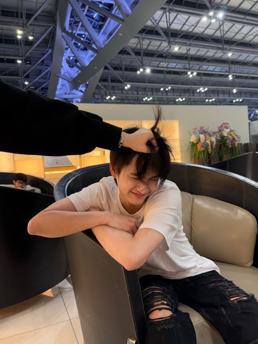 dearmaming's tweet photo. วายจีน่าจะมีกฎใหม่จริงๆ ปกติน้องเป้อต้องลงรูปแคนนี่ด้วยแล้ว รอบนี้มาแค่มือ 🥹🥹 แล้วไอแคนทั้งหยุมหัวพี่ ทั้งหมัดแงวใส่ น้องเป้อตัวโดนจริงๆ โถ น้องเป้อมาหาแม่เร็วๆลูก (อ่าว) 5555555555🐈‍⬛🐈🫳🏻

#CHIQUITA #COPPERdechawat https://t.co/UXhbLoedyR