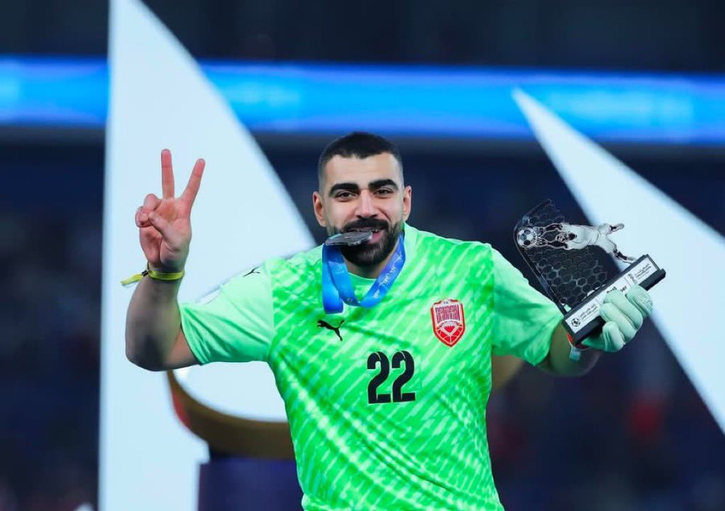 molhm83's tweet photo. ثثررييد :

ذبات فارس عوض على حارس مرمى المنتخب البحريني ابراهيم لطف الله خلال كاس الخليج 😂❤️: https://t.co/DvGvYfWHbv