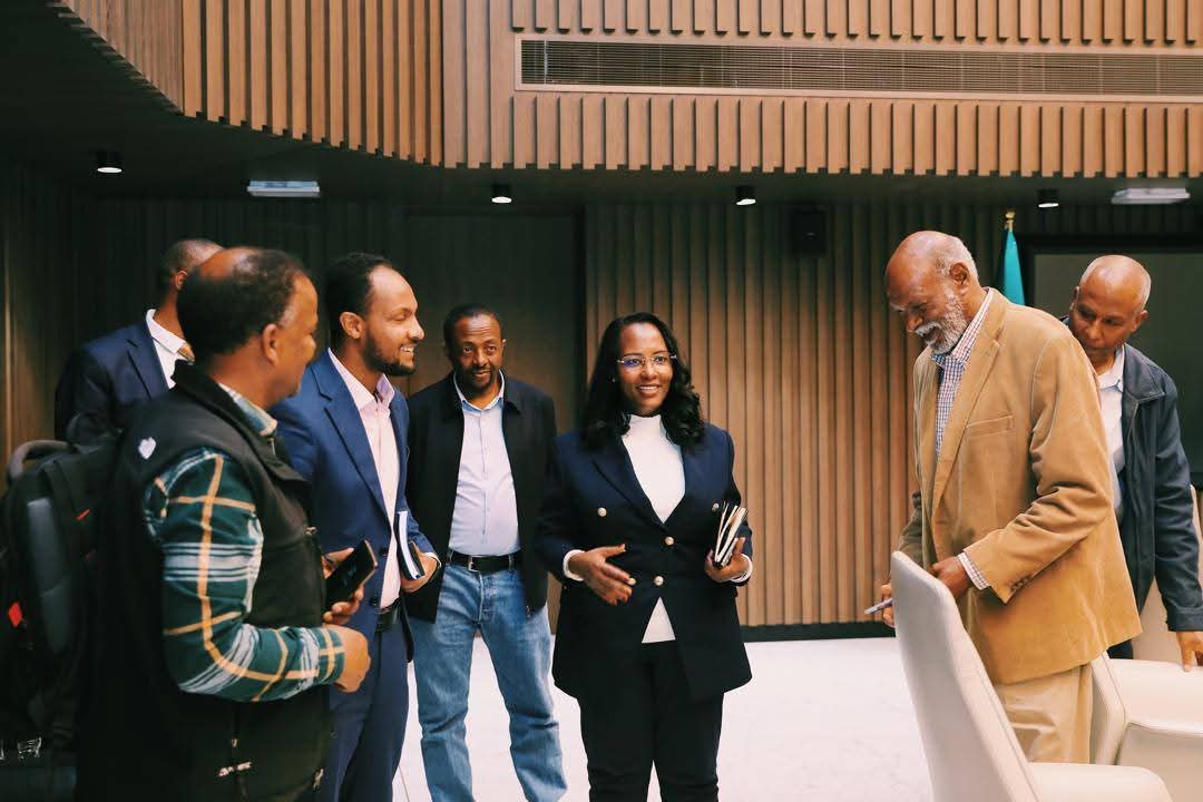 ሰሞኑን በተለያዩ የሃገራችን ክፍሎች ስለተከሰተው የመሬት መንቀጥቀጥ እና ንዝረት እንዲሁም አጠቃላይ ስርጭቱን በተመለከተ ከአዲስ አበባ ዩኒቨርሲቲ የጂኦፊዚክስ፣ ስፔስ ሳይንስና አስትሮኖሚ ተቋም እንዲሁም ከጂኦሎጂካል ሰርቬይ ከመጡ ምሁራን ጋር