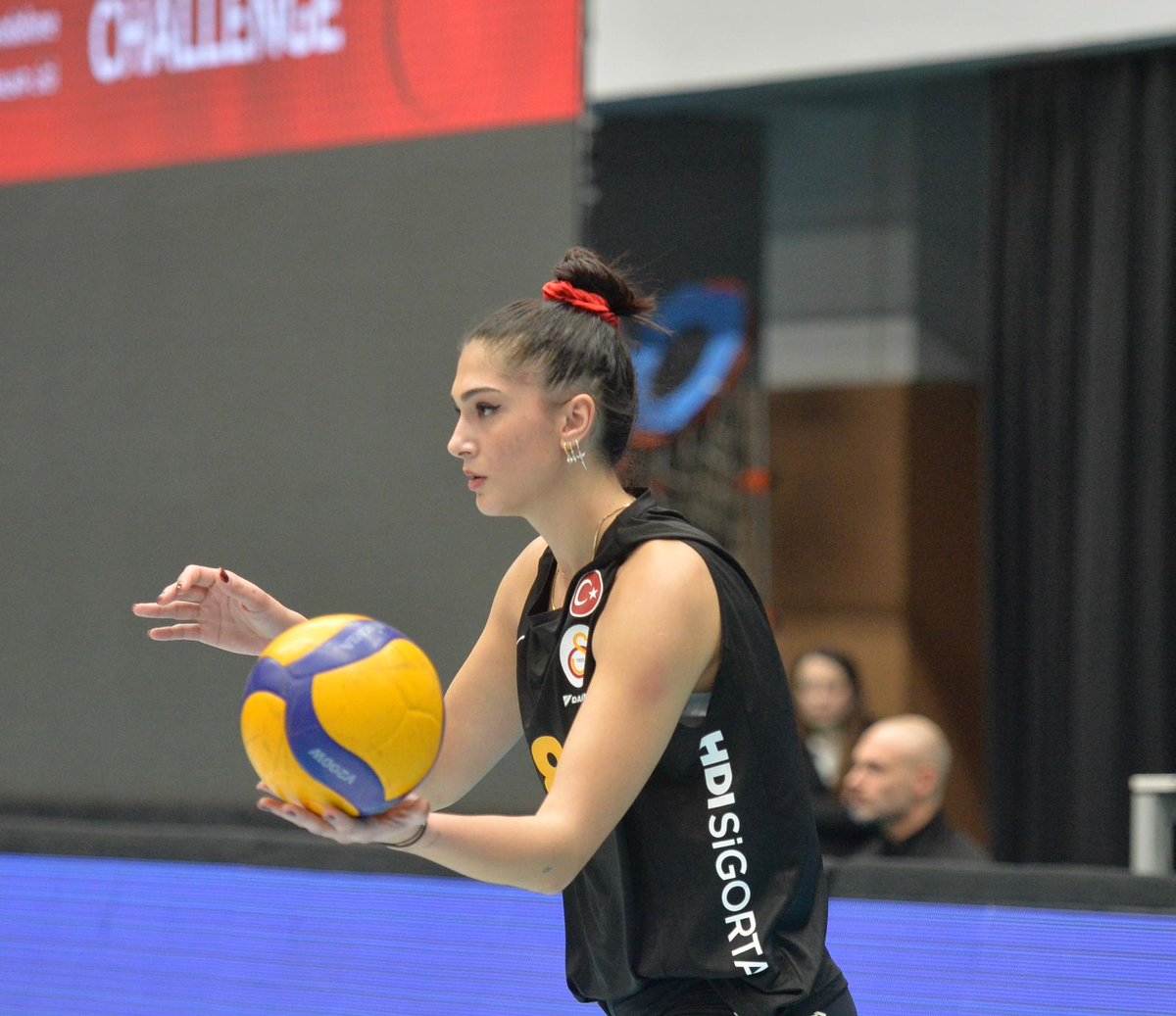 Galatasaray DAIKIN Kadın Voleybol Takımımızın sezon başında kadrosuna kattığı orta oyuncu Yasemin Güveli, sezonun kişisel ve takım rotasını Galatasaray Dergisi'ne anlattı. 

🔗 galatasaray.org/haber/voleybol…