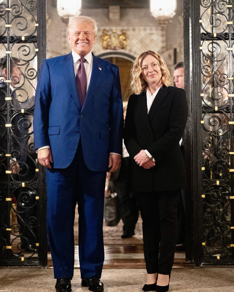 OliLondonTV's tweet photo. Italian PM Giorgia Meloni thanks President Trump for hosting her at Mar-a-Lago.

“Nice evening with @realDonaldTrump whom I thank for the welcome.
Ready to work together 🇮🇹🇺🇸” https://t.co/3vlbz7zNcf