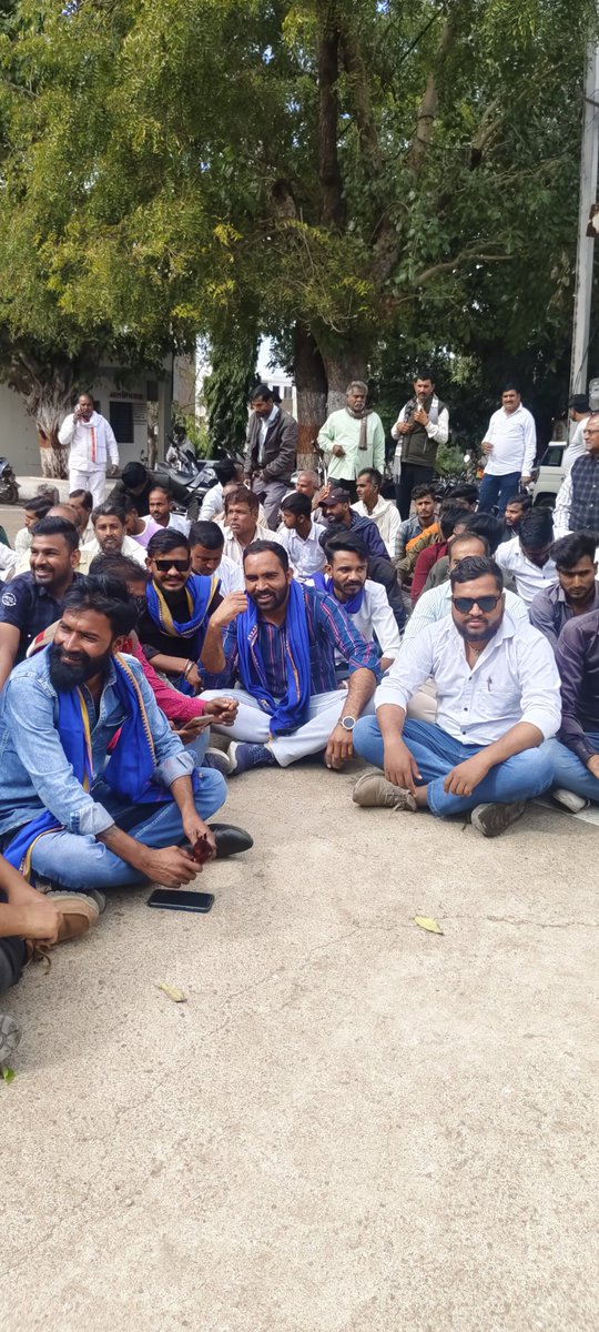 BhimArmyMp14's tweet photo. आज सुवासरा में भीम आर्मी आजाद समाज पार्टी, मेघवाल समाज विकास परिषद द्वारा सुवासरा थाने का घेराव किया गया, जिसमें हाल ही में हुई घटना को लेकर आक्रोश प्रदर्शन किया गया और आरोपियों के खिलाफ कानूनी कार्यवाही की मांग को लेकर SP महोदय के नाम से ज्ञापन सौंपा गया। https://t.co/yY0iG55ebK