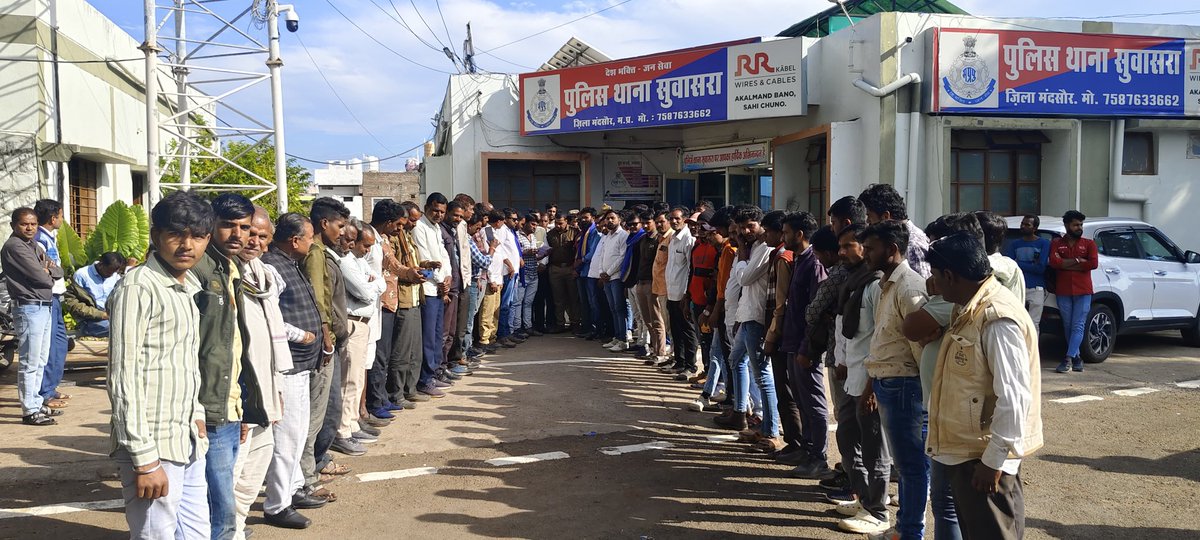 BhimArmyMp14's tweet photo. आज सुवासरा में भीम आर्मी आजाद समाज पार्टी, मेघवाल समाज विकास परिषद द्वारा सुवासरा थाने का घेराव किया गया, जिसमें हाल ही में हुई घटना को लेकर आक्रोश प्रदर्शन किया गया और आरोपियों के खिलाफ कानूनी कार्यवाही की मांग को लेकर SP महोदय के नाम से ज्ञापन सौंपा गया। https://t.co/yY0iG55ebK