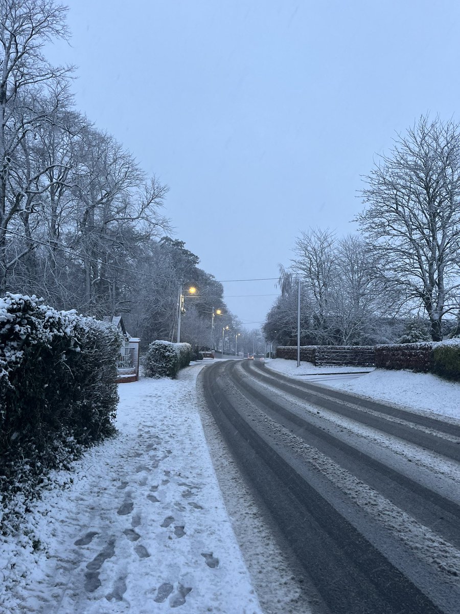 conordev's tweet photo. Newbridge &amp; The Curragh, Co.Kildare earlier this afternoon @CarlowWeather @KildareMet ❄️ https://t.co/epjm7HisIO