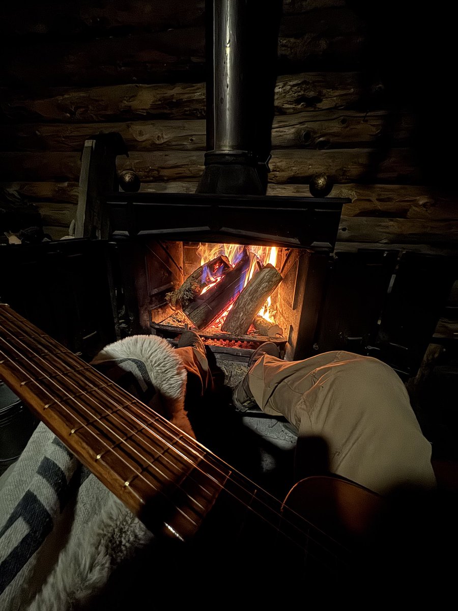 arnauainsa's tweet photo. ¿Hay mejor compañía que una guitarra y el fuego? https://t.co/KBABL2LrEi