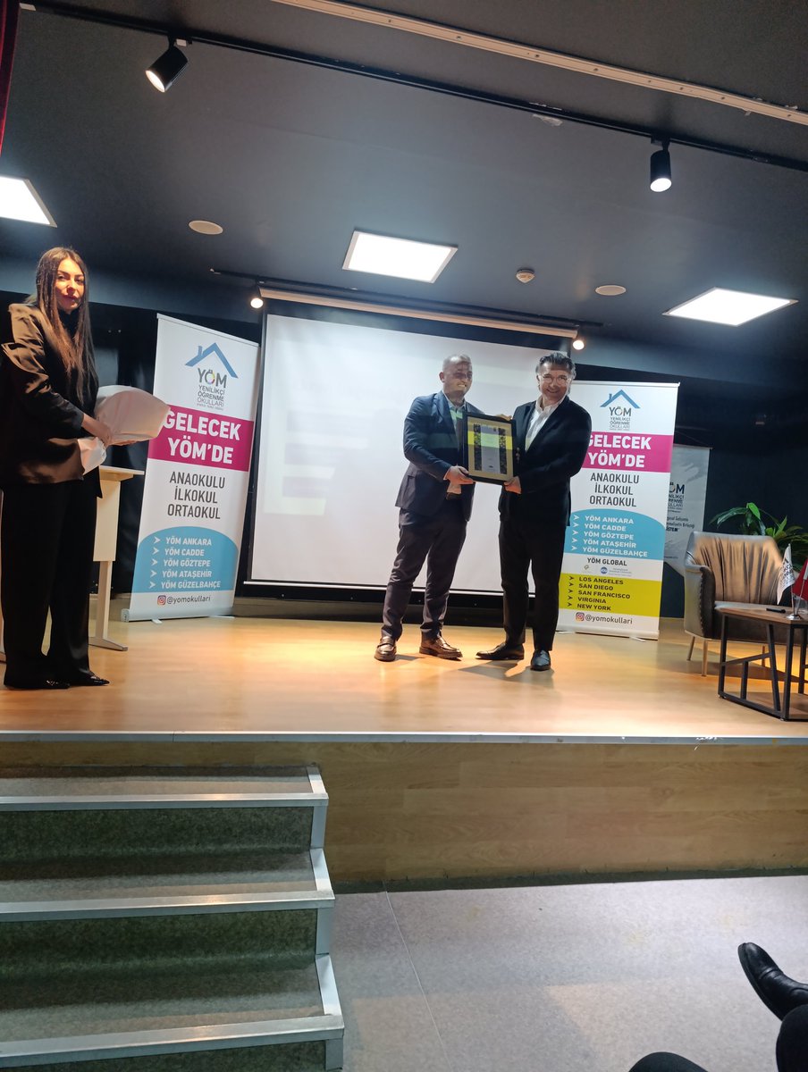 New York Üniversitesi Öğretim Üyesi Prof. Dr. Selçuk Şirin "Yeni nesillere öğretim yöntemleri üzerine anne baba ve okul işbirliği " konulu söyleşi ve imza günü için Ankara YÖM okulundaki söyleşi bizlere güzel bir yol haritası çizdi 💐 <a href="/EskiogluSevgi/">Sevgi Eskioğlu</a> <a href="/hasan_altuntas/">Hasan Altuntaş</a> <a href="/SelcukRSirin/">Selçuk Şirin</a>