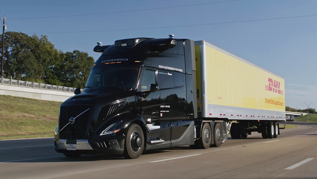 blogmdt's tweet photo. Volvo Autonomous Solutions e DHL Supply Chain anunciaram o seu passo significativo com o lançamento de operações autônomas de veículos nos Estados Unidos.Em comunicado divulgado envolveu um Volvo VNL Autonomous feito sob medida e apoiado para produção, apoiado pela Aurora Driver. https://t.co/ulPVFsziUo