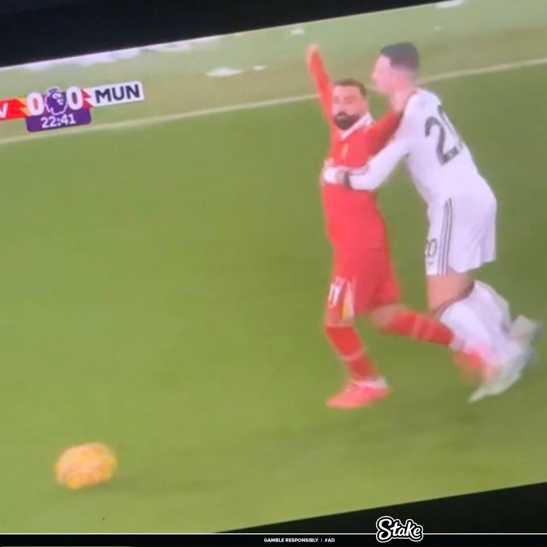 lfcnrj's tweet photo. Dalot and Salah😭 https://t.co/8s4vdpwHuh