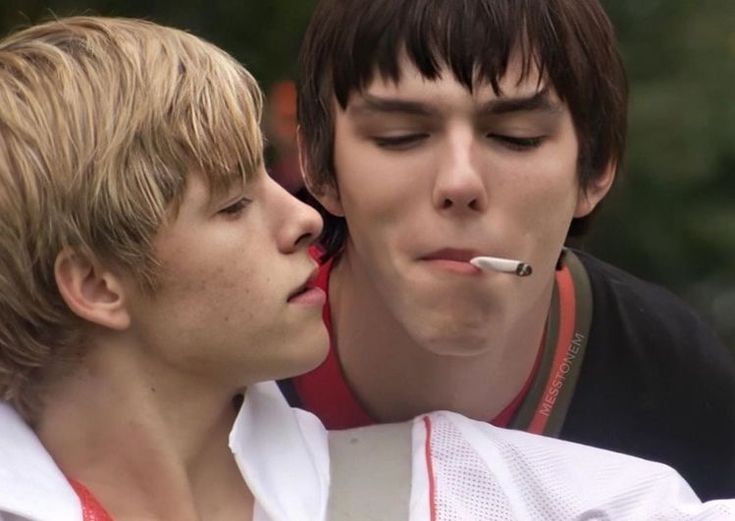 La gente que descubre a Nicholas Hoult recién??? A la fila.