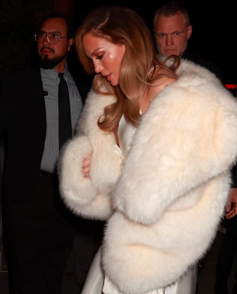JLo's tweet photo. GG Weekend Glamour ✨🤍 https://t.co/Dgn819kOgf