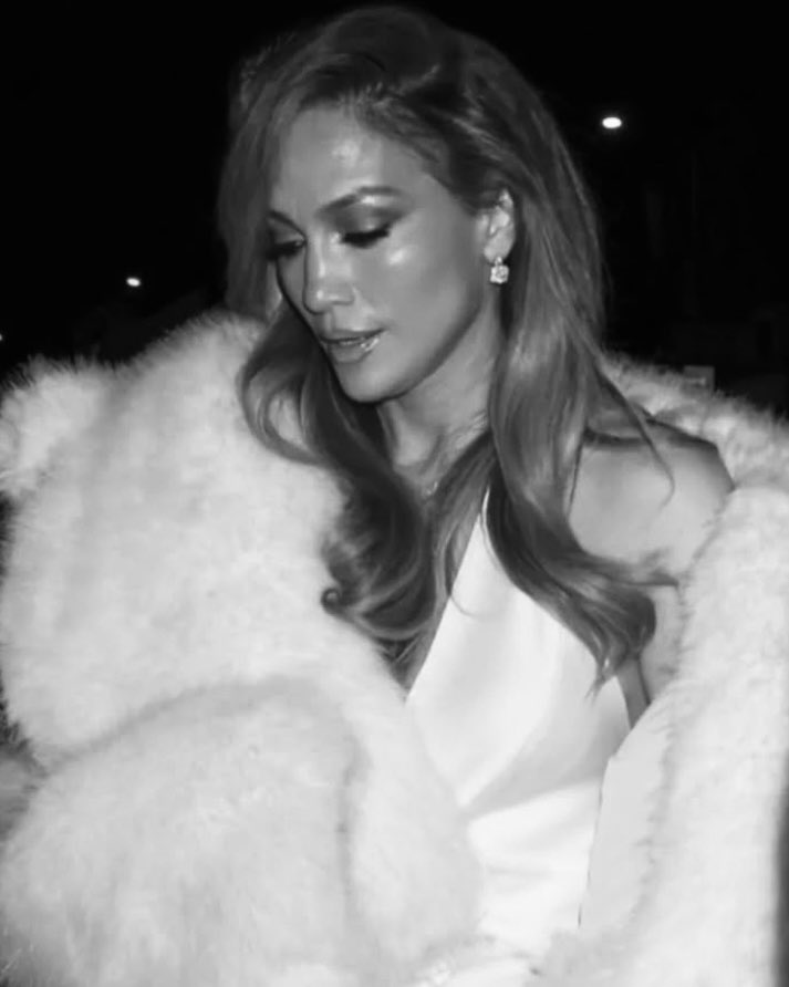 JLo's tweet photo. GG Weekend Glamour ✨🤍 https://t.co/Dgn819kOgf