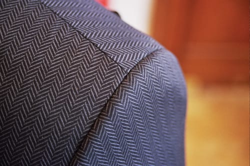GentNGrind's tweet image. Did you know? The herringbone pattern in suits is named after its resemblance to fish bones. Stylish and timeless. #StyleHistory #MensFashion #GentAndGrind
