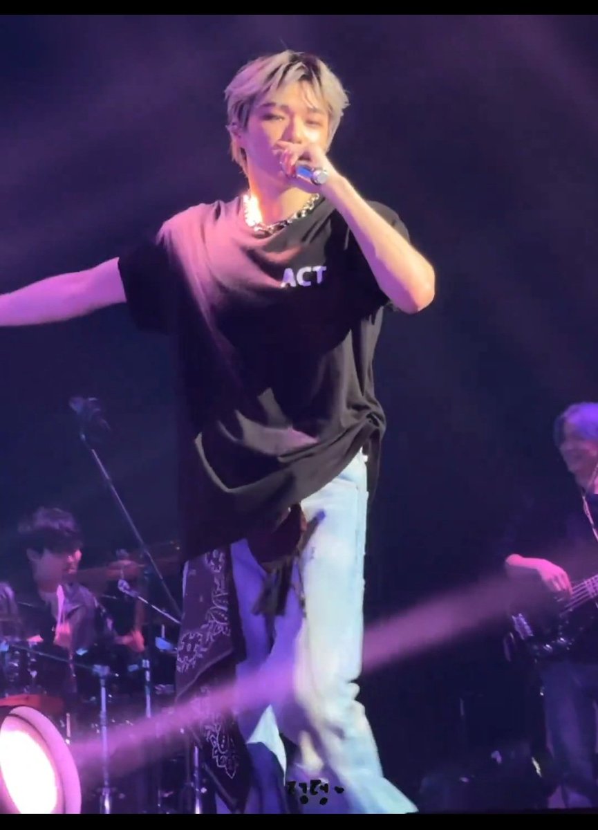 cookie13877351's tweet photo. OMG 😲  KING KANG  DANIEL HIS (( LIVE )) POWERFUL VOCAL PERFORMANCE IS UNPREDICTABLE  ITS AWESOME 👌 👏 👍  EVERY LIVE PERFORMANCE  IS STAND OUT,  AND MAKE YOU FEEL GOOSEBUMPS WHEN YOU HEAR  HIM SINGING IN LIVE, 
@kd_officialx 
#kangdaniel 
#ara 
#act
#flowd https://t.co/G1PUMyCTcM