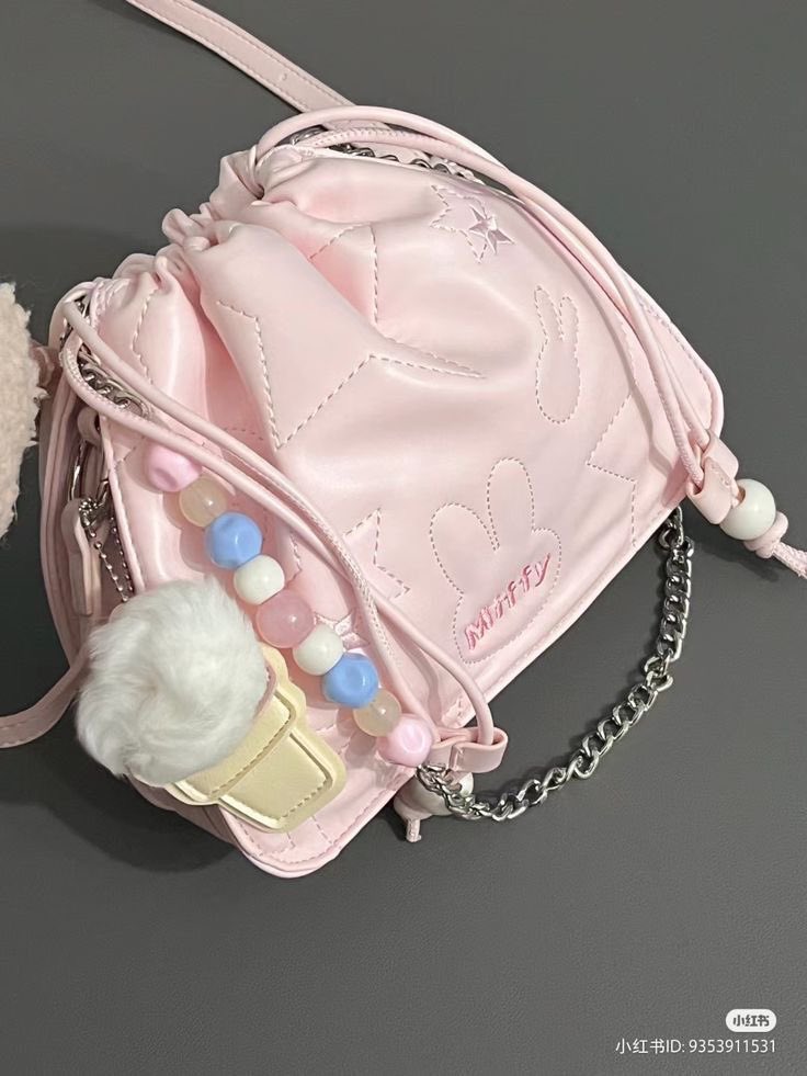 jacfkpot's tweet photo. naksir banget sama slingbag pinky satu ini, detail nya di bordir dan dapet gantungan ice cream yang super gemes 😭🤏 https://t.co/iU1vQgLulJ