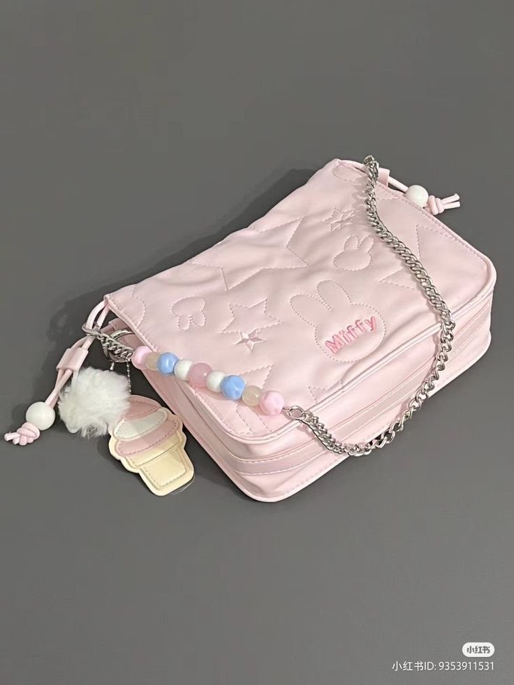 jacfkpot's tweet photo. naksir banget sama slingbag pinky satu ini, detail nya di bordir dan dapet gantungan ice cream yang super gemes 😭🤏 https://t.co/iU1vQgLulJ