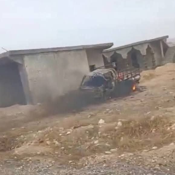 SinNews0's tweet photo. الطيران المسير التركي يستهدف سيارة عسكرية لنقل المواد اللوجستية لميليشيات PKK/YPG في قرية رميلة جزيرة بريف #منبج شرق #حلب. https://t.co/qIEsye7eKz
