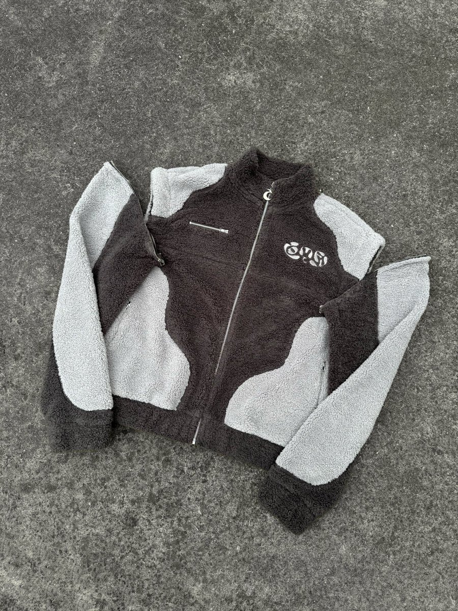 NubesStudio's tweet image. OUR GREY « COMFY FLEECE » JACKET

l’ultime version de notre sherpa manches détachables sera disponible en ligne vendredi prochain, le 10 janvier

inscriptions nubes-studio.com ⌨️