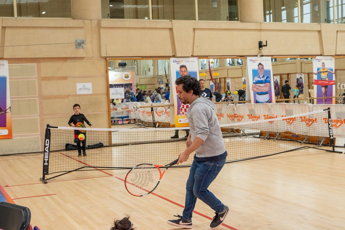 🎾🏓 El tennis va néixer a França al segle XII, però el tennis taula es va crear a Anglaterra com un passatemps per a dies de pluja. El pàdel, en canvi, és un esport més modern, inventat a Mèxic als anys 60. 

A #TOTESPORT360 pots perfeccionar la teva tècnica o començar de zero!