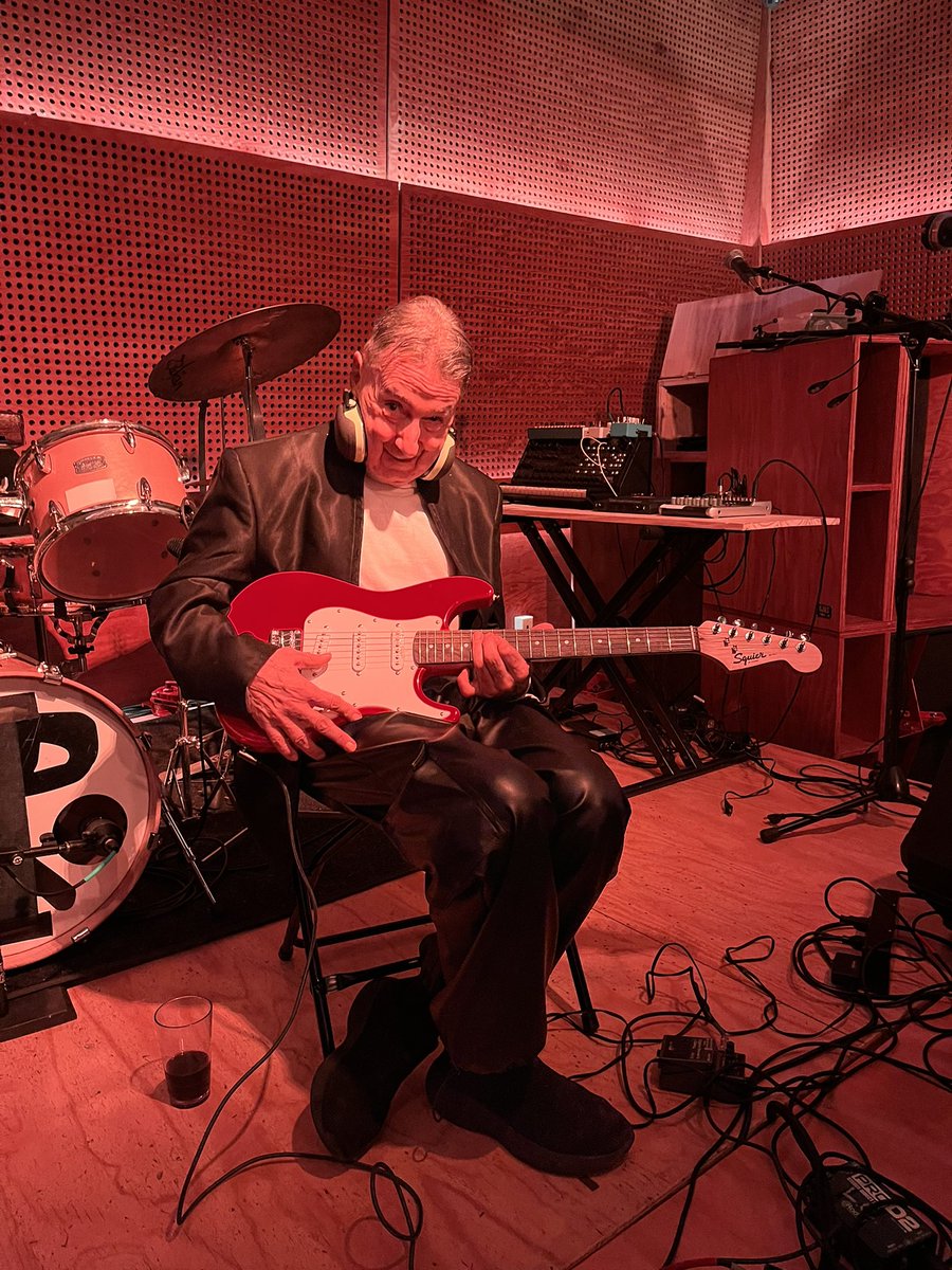 blackfaurest's tweet image. Every opportunity to play with Loren Connors is a gift -- just a singular artist. Last night felt especially deep, and the focus of the audience, the fabulous sound at Public Records, the sudden cold weather, and all that threatens to appear in the new year -- there we were.