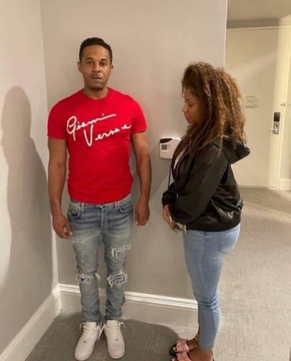 O silêncio avassalador dos portais sobre o caso da nicki é incrível né , a polícia solicitou o mandado de prisão nem um portal postou nada mas se fosse a beyonce ,cardi b o jay- z