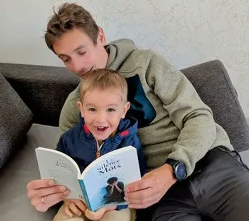 larep_fr's tweet image. Qui est Florent Sausset, auteur originaire de #Gien qui publie son premier roman "Le Silence de mes mots" ? #Loiret
➡️larep.fr/gien-45500/loi…