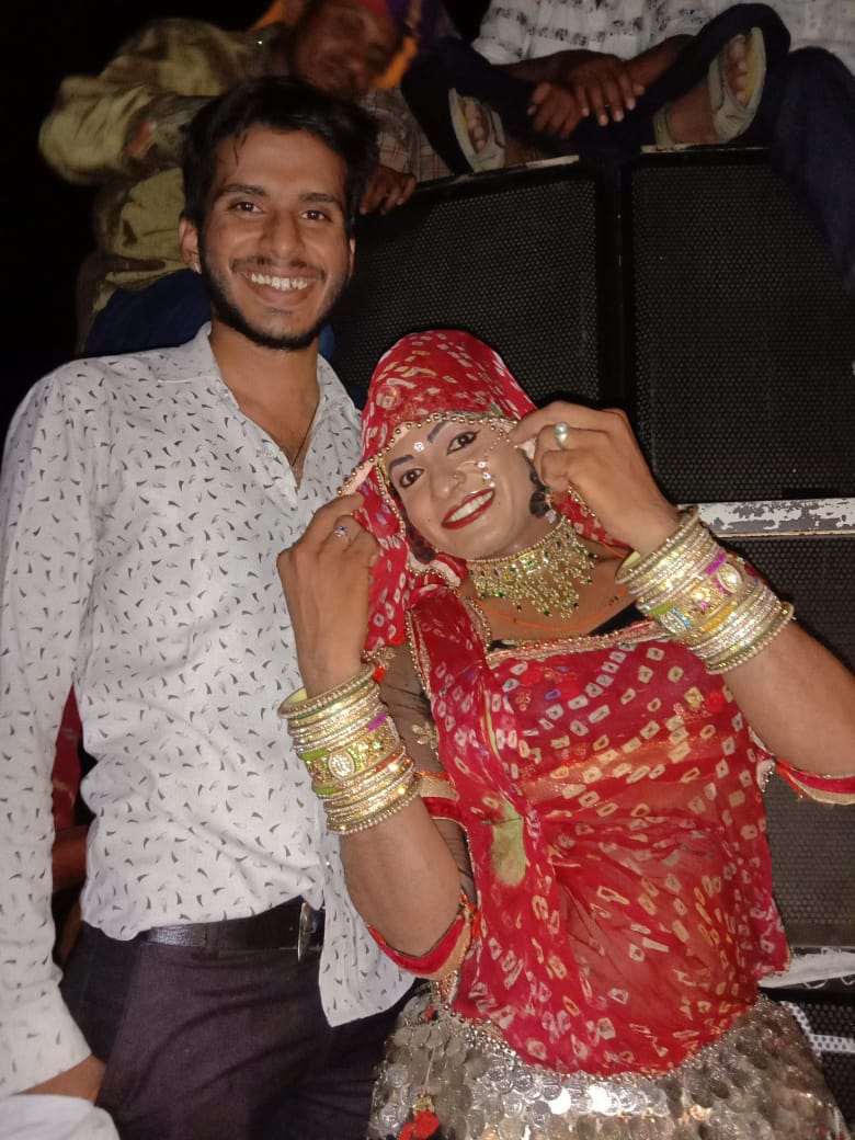 आज किसी ने लगभग 10 साल पुरानी फोटो भेजी, बुआ के लड़के की शादी में थे तब की। 

#यादें