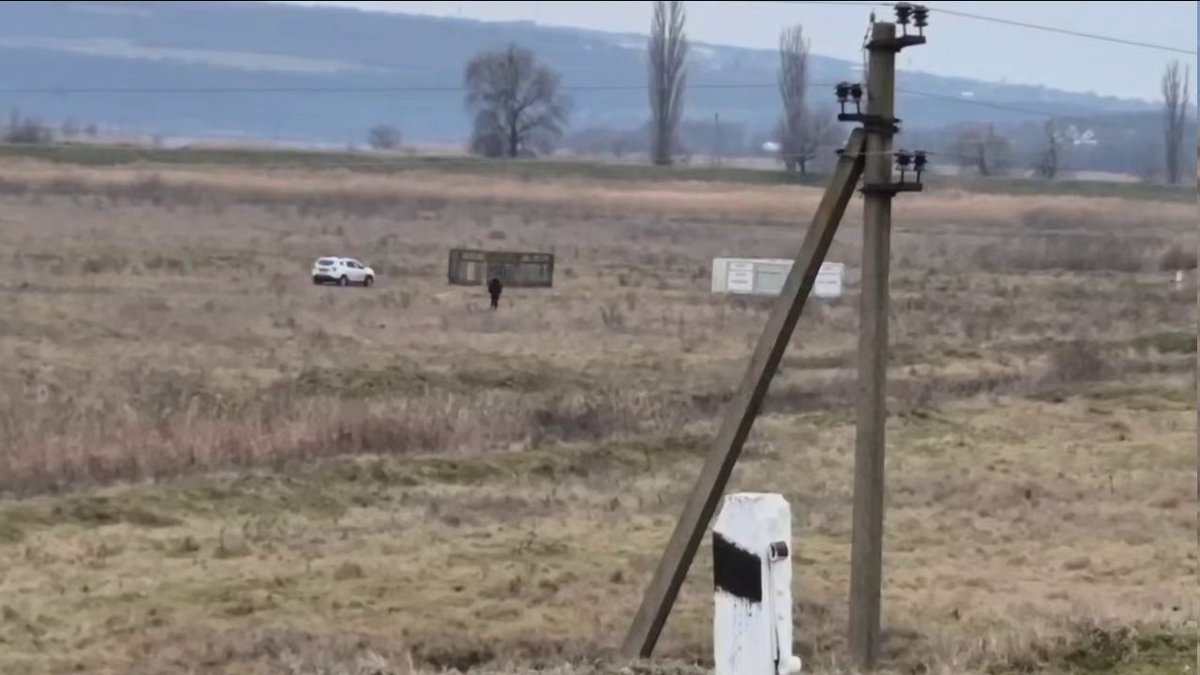 Your_Tweety's tweet photo. Drama in der moldawischen Region Transnistrien.
Die moldawische Region Transnistrien ordnete am Samstag den zweiten Tag hintereinander Stromreduzierungen und Ausfälle an. Der Grund sind die eingestellten Gaslieferungen aus Moldawien u. a. wegen unbezahlter Rechnungen an Russland.

Russlands Gazprom hat Moldawien am Mittwoch wegen eines Finanzstreits mit der moldauischen Regierung in Chisinau Gas abgeschnitten, am gleichen Tag endete das große Gastransitabkommen zwischen Moskau und Kiew, Gas in die Ukraine zu liefern.

Teile der größten Stadt Tiraspol in der Region Transnistrien sind abgeschnitten, darunter auch kleinere Städte und Dörfer. Das größte Kraftwerk hat bereits auf Kohle-Verbrennung umgestellt.

Der Doppelschlag hat Transnistrien in eine Krise gestürzt, wobei die meisten Industrien zum Stillstand kamen und die Behörden die Bewohner dazu drängen, Brennholz zu sammeln, um sich warm zu halten.

Damit das Gas nicht von Moldawien nach Transnistrien gelangt, hat das Regime der moldauischen Präsidentin Sandu einen Polizeiposten am Gasventil aufgestellt.