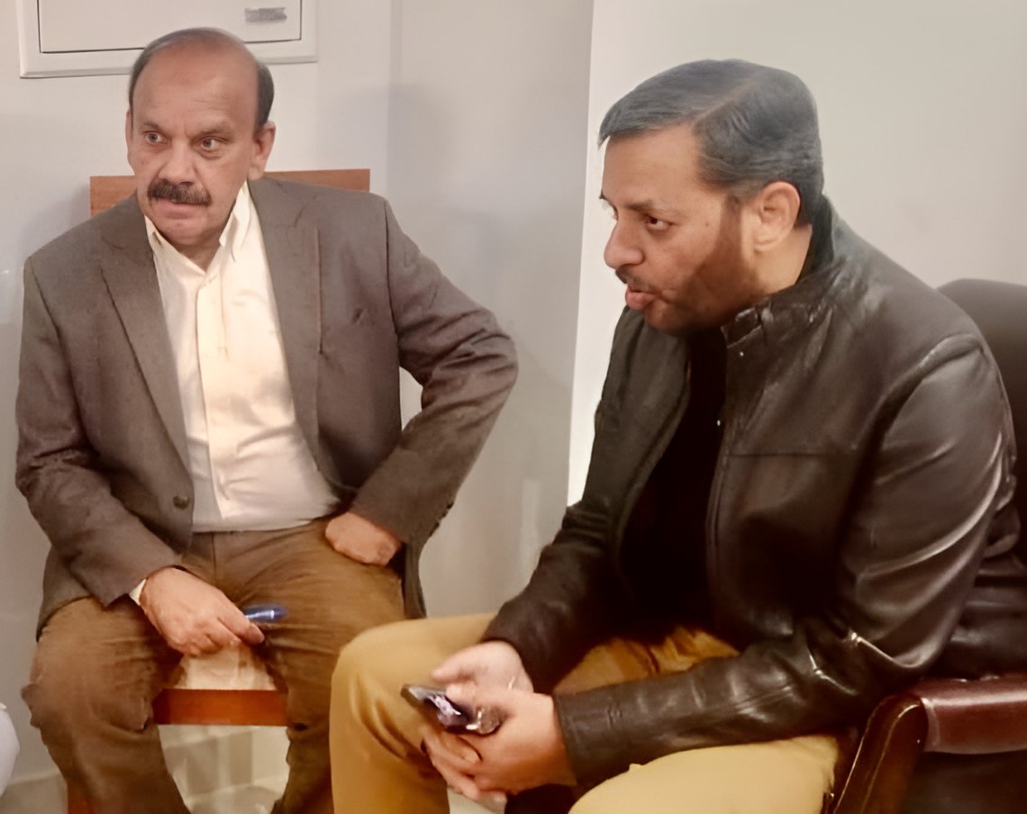 KamalMQM's tweet photo. سینئر مرکزی رہنما ایم کیو ایم پاکستان سید مصطفی کمال اور سینئر رہنما شبیر احمد قائم خانی سے عارضی مرکز بہادرآباد میں کوہستان سے تعلق رکھنے والے پارٹی ذمہ داران شیرین خان اور فضل ربی نے ملاقات کی۔ اس دوران انہوں نے سید مصطفی کمال کو کوہستان کے دورے کی دعوت دی۔

#MustafaKamal #NA242 #Karachi #Pakistan #MQMPakistan