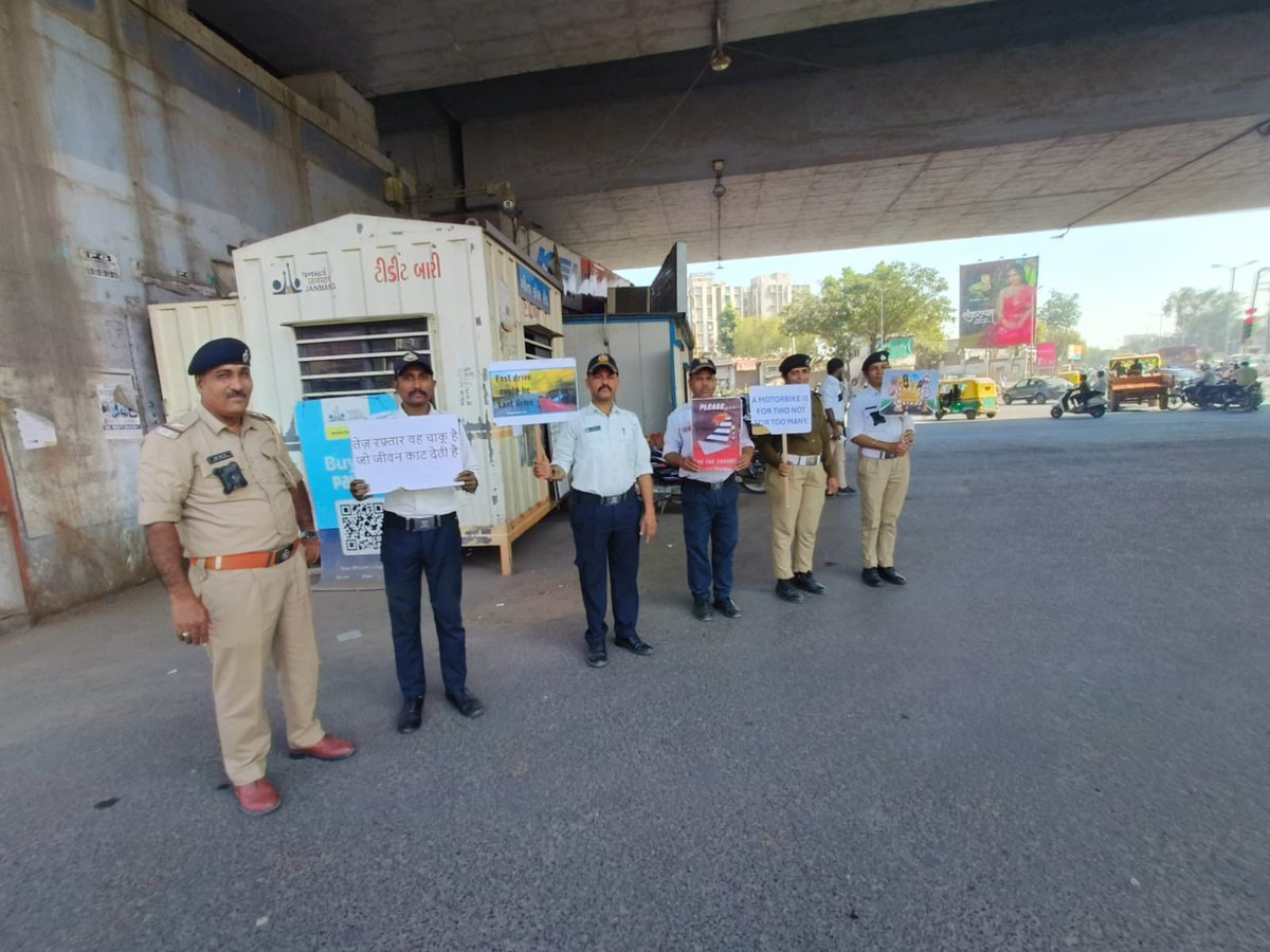 PoliceAhmedabad's tweet photo. એસ.જી-૦૧ ટ્રાફિક પોલીસ દ્વારા ગોતા ચાર રસ્તા તેમજ કારગીલ ચાર રસ્તા ખાતે હેલ્મેટ પહેરવું ટ્રાફિક નિયમનું પાલન કરવું તેમજ આગામી ઉતરાયણના તહેવાર નિમિત્તે પતંગની દોરીથી ઈજા ન થાય તે બાબતે તકેદારી રાખવા સમજ કરેલ છે તેમજ ટુવ્હીકલ ઉપર સ્ટ્રિંગ ગાર્ડ લગાવી આપવામાં આવેલ.  @GujaratPolice https://t.co/SpxA6jZ6M4