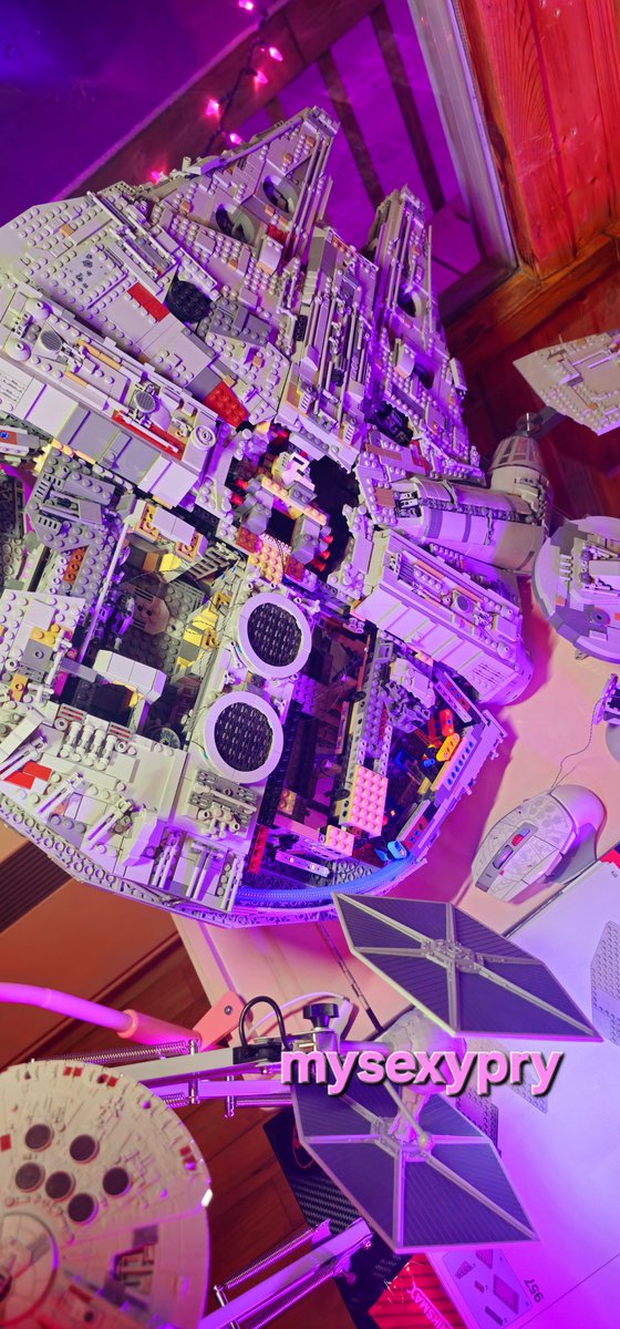 prylandry's tweet image. Installation des lumières!💡 #millenium #milleniumfalcon #geek @mysexypry