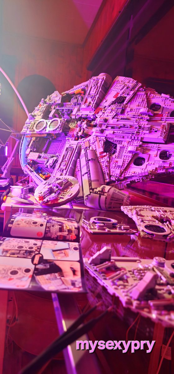 prylandry's tweet image. Installation des lumières!💡 #millenium #milleniumfalcon #geek @mysexypry