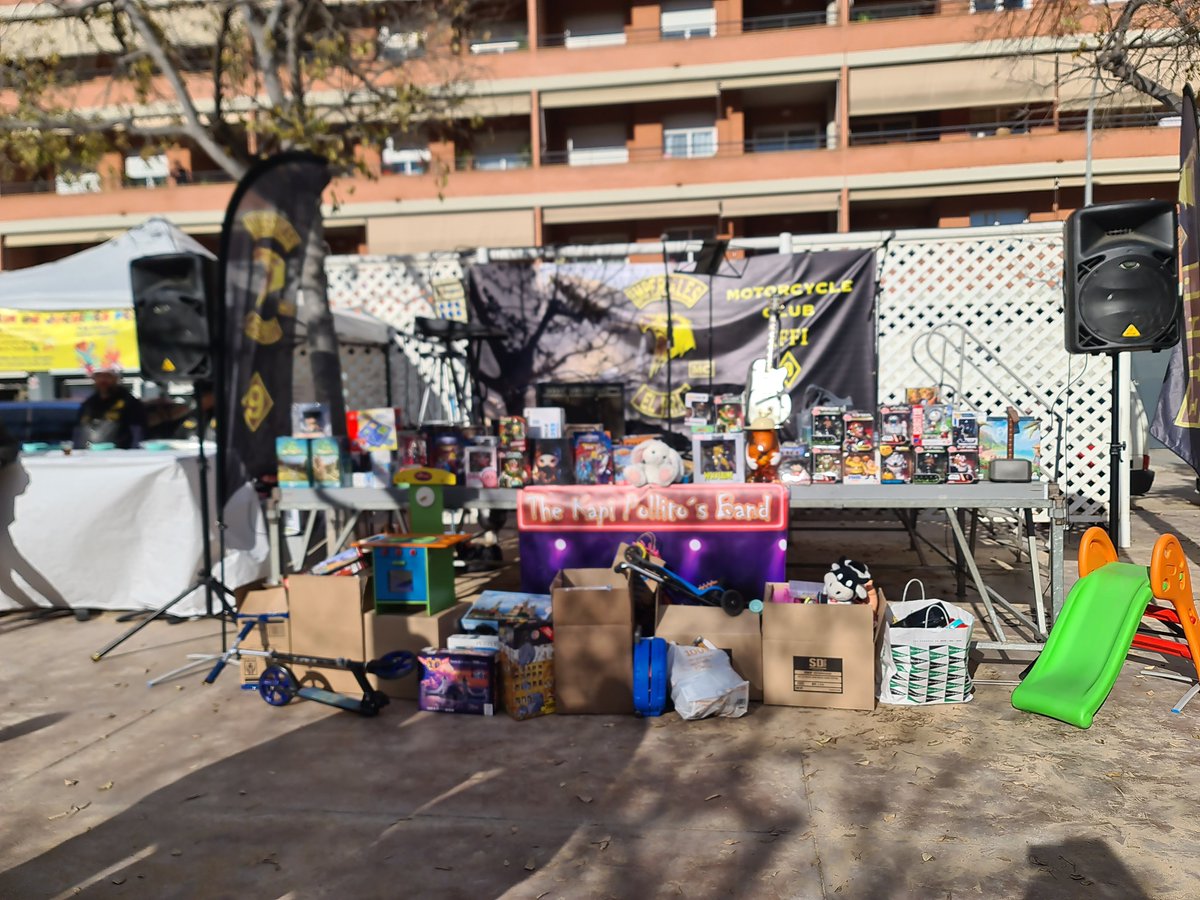 CoopdeCap's tweet photo. Os deseamos un Feliz día de Reyes!!! Este año, las/os "ayudantes reales" de nuestros Reyes tuvieron mucho trabajo con menos días para hacerlo, pero lo consiguieron!!! Y gracias a "Los Imperiales" por su fantástica colaboración!!!  #ReyesSolidarios #unniñounasonrisa https://t.co/Hnl7x80f8G