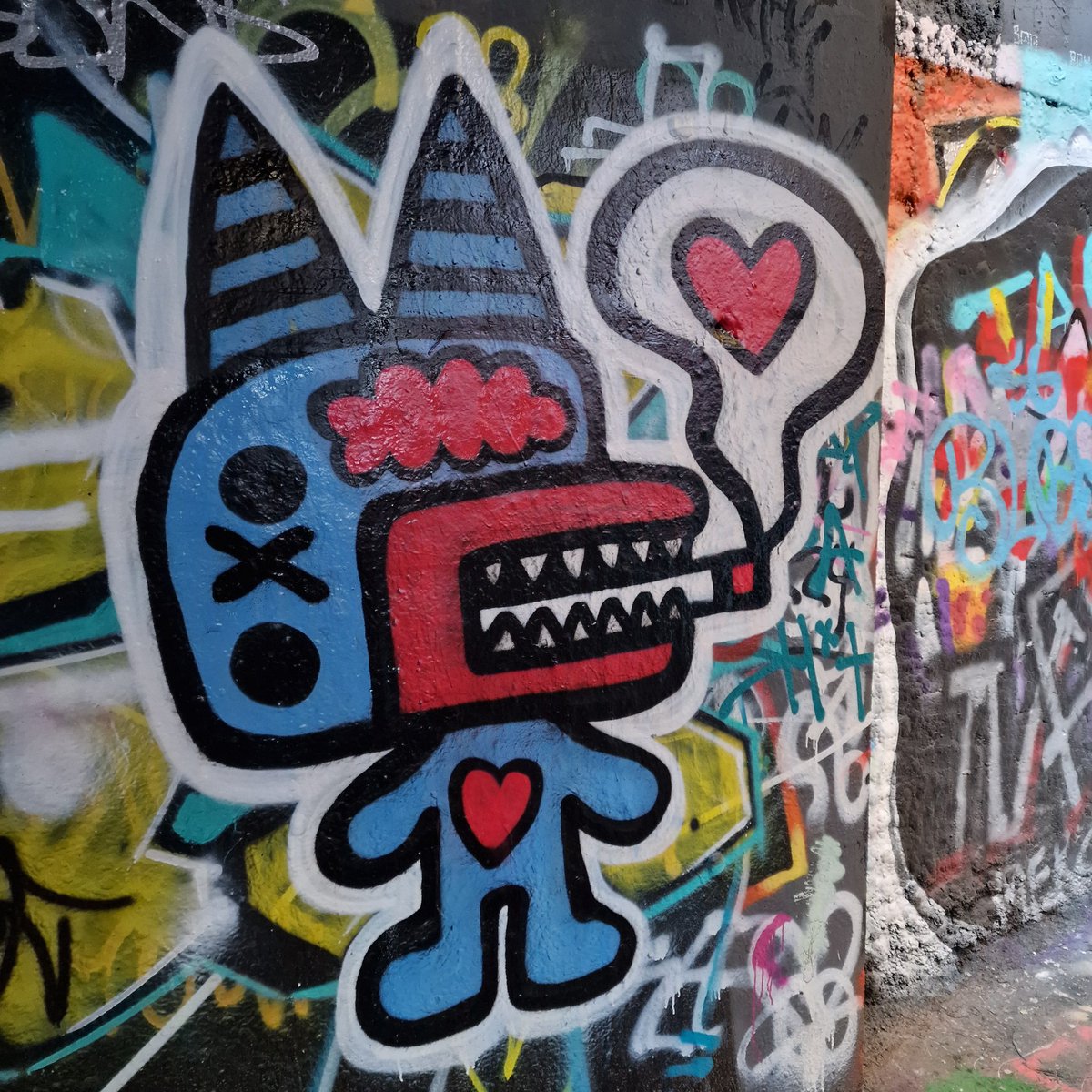 marccraigart's tweet photo. @SMOKINCATCOIN returns to Leake Street, leaving claw marks in the underworld. First strike of the season—love is a loaded weapon. The wall listens, the shadows grin.

🌐 https://t.co/V5gnMHynTH
💸 CA: 3VwPRLT1GytnrwmC1AkvA2ArW8taVviNKcHuUs15pump
💬 TELEGRAM https://t.co/PShNCiK2hI