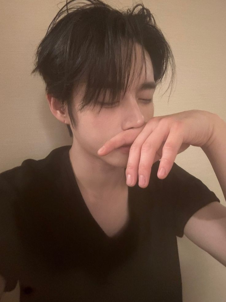 junonsaturns's tweet photo. j1w⁰⁰ng tries to pass off the image of being the oldest and most masculine in the group, when that's him, jumping on his manager's dick https://t.co/HdpEwDItGg