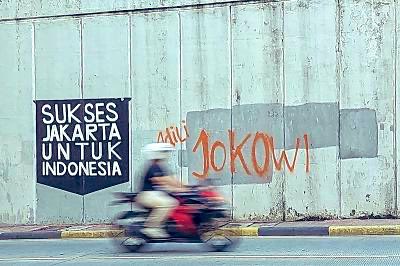 Ini pernah terjadi pd 1998 stlh lengsernya Soeharto.
Dan kini sejarah berulang.