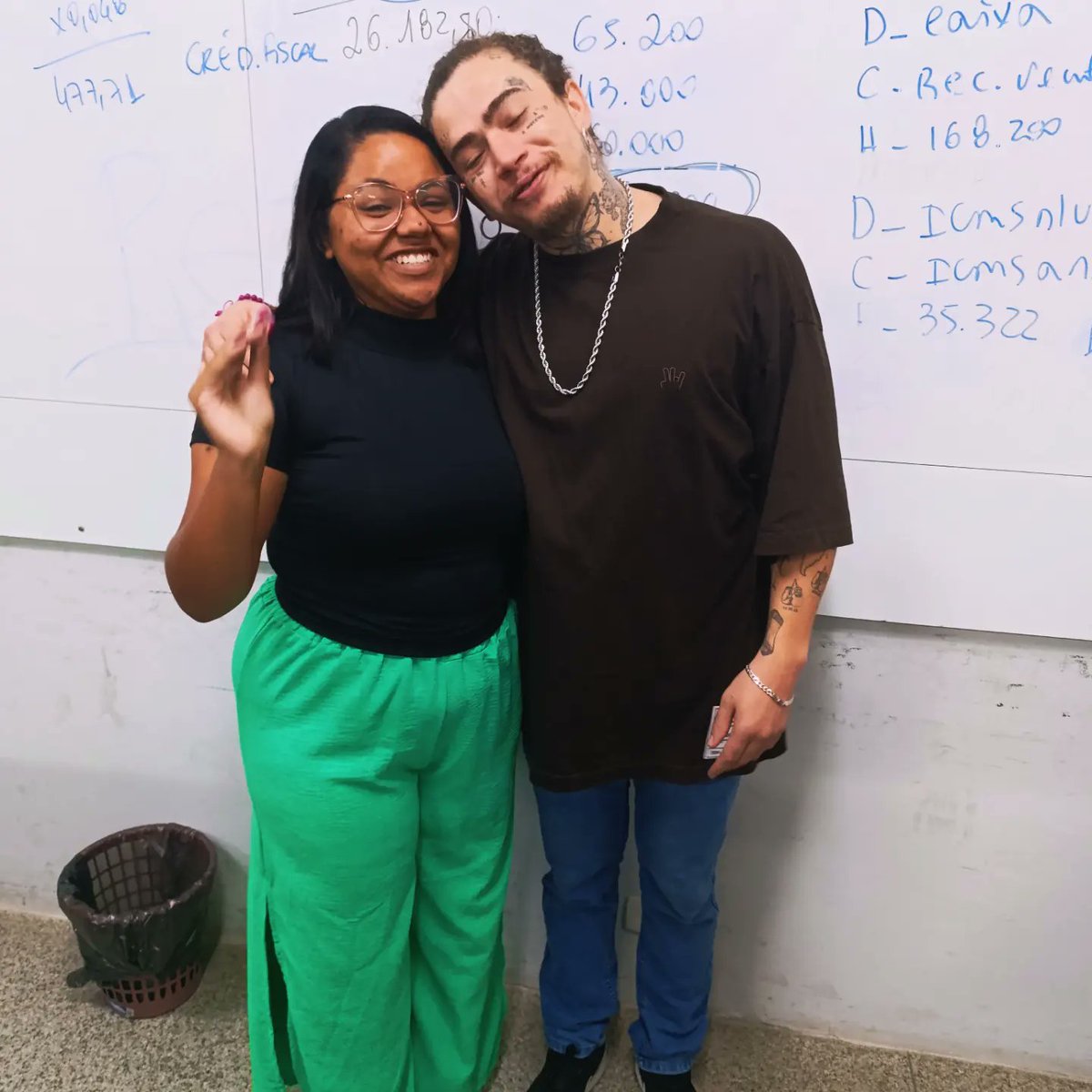 Annaveras11's tweet photo. Sei que vai ser é difícil você ver .. Mas é que eu te amo tanto, só queria deixar registrado pro mundo ver que eu te amo e tenho muito orgulho da pessoa que você é.
Feliz aniversário meu cacheadinho 🩷 (ps: meu sonho é finalizar teu cabelo) kkkkkkkkkkkkk @whindersson https://t.co/OzmSZfzJ0E