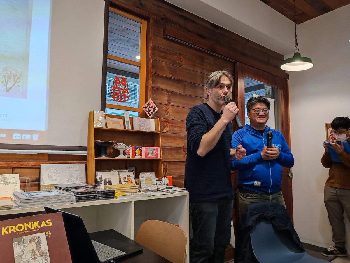 bananbe90's tweet image. 浮世絵をモチーフとした作品を多く作るDimitri Piot 氏の講演会に行ってきました！

やわらかな線と淡い鮮やかな色が特長で、現代の日本社会が浮き上がってくる。驚くのが、Dimitriさんは一度も日本に行ったことないんですよ…（本日現在）。だからこそピュアな日本が描かれているのかも。