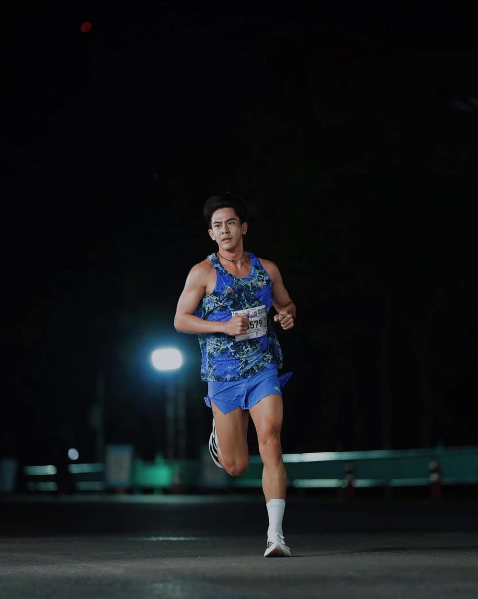WithToeyPong's tweet photo. #เต้ยพงศกร คว้าแชมป์ OVERALL รายการ Pocari Sweat Run Thailand 2025 ในระยะ 5 กิโลเมตร ด้วยเวลา 19.18 นาที และความเร็วเฉลี่ย Pace 3.38 นาที/กม.  ถือเป็นผลงานที่น่าประทับใจ สมกับฉายา “นักวิ่งที่แสดงได้นิดหน่อย” ของแทร่ 🏃

#toey_pongsakorn
#PocariSweatRunThailand2025
#PocariSweatTH https://t.co/RO5hs8A9zt
