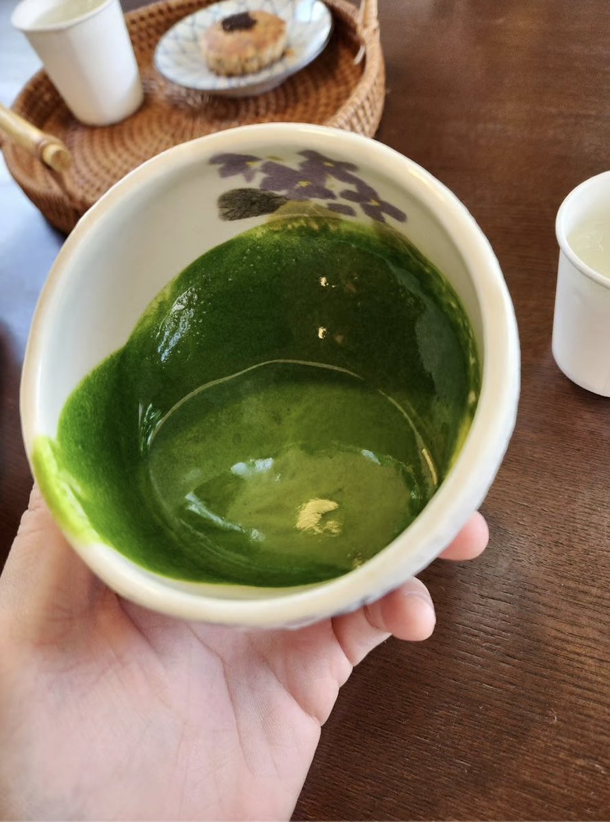 NattChil's tweet photo. แวะมาทำ Thread Matcha โดยทั้งหมดนี้เป็น Cast ที่ผมเคยทำบน @warpcast_ / @farcaster_xyz ทั้งหมด แต่ไหนๆก็ทำ X premium แล้วก็ขอเอามารวบรวมไว้ จะได้เก็บใน highlight ไปเลย 

(1) มีคำถามจากคนญี่ปุ่นเกี่ยวกับมัทฉะในประเทศไทย

①จำนวนคนที่ฝึกพิธีชงชาในประเทศไทยมีมากหรือไม่ 

- ตอนนี้ไม่มีพิธีชงมัทฉะในประเทศไทยนะ แต่ความต้องการของผู้คนในการหาประสบการณ์และรสชาติใหม่ ๆ ทำให้การใช้มัทฉะเพิ่มขึ้น มีการนำเข้ามัทฉะมากขึ้น เพราะความต้องการความหลากหลายของสายพันธุ์ และจำนวนร้านมัทฉะก็เพิ่มขึ้นเช่นเดียว  
 
โดยทั่วไปจากข้อเท็จจริงที่ว่าไม่มีพิธีชงมัทฉะในไทย ฉันไม่แน่ใจว่าทุกร้านเรียนพิธีชงมัทฉะหรือไม่ แต่ร้านที่ทำได้ดีและมีคุณภาพคือ Chado, Koto และ Grow.tea และอื่นๆ

②อะไรที่ได้รับความนิยมมากกว่ากัน ระหว่างมัทฉะกับกัญชา?

- อืมมม ไม่มีคำตอบ 😂

③ถ้าคุณต้องเลือกได้แค่ระหว่างมัทฉะกับกาแฟตลอดชีวิต คุณจะเลือกอะไร?

- ถ้าคิดเกี่ยวกับวิธีการเตรียมและราคาเป็นปัจจัย ฉันสามารถทำกาแฟได้เร็วและถูกกว่า พร้อมกับความหลากหลายของเมล็ดกาแฟที่มากกว่า ฉันจะเลือกกาแฟแน่นอน (แม้ว่าฉันจะรักทั้งสองอย่างและดื่มทั้งสองอย่างก็ตาม)