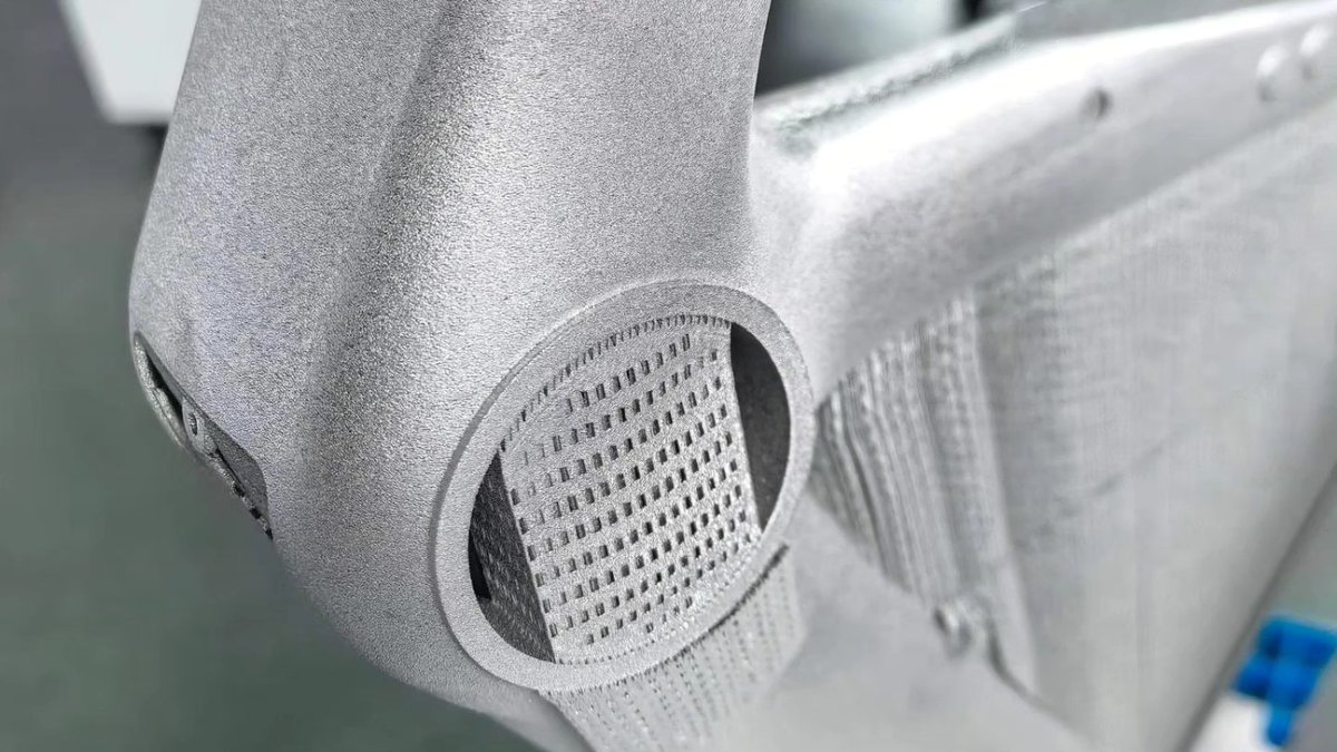 一方、国営の航空宇宙産業企業を母体とする中国メーカーHi Lightでは、なんと世界初のフル3Dプリントによるチタンフレーム製造に成功。流石母体が国営企業、あの巨大な3Dプリンタ複数台並べられるとか資力が凄い。もう自転車業界の中でこの分野ではぶっちぎりトップだと思う。