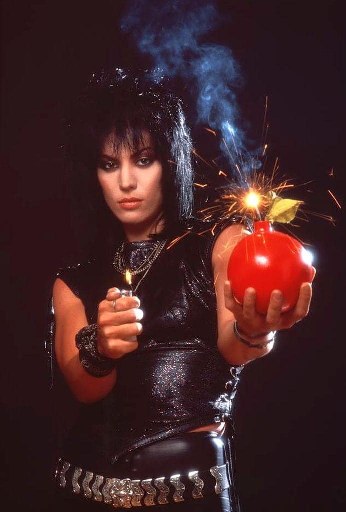 Feliz 2025 de parte de Joan Jett y 
de la librería Estudio en Escarlata
Hoy domingo 5 enero 2025
HORARIO CONTINUADO
DE 10:30 a 19:00 horas
El Juego sigue…