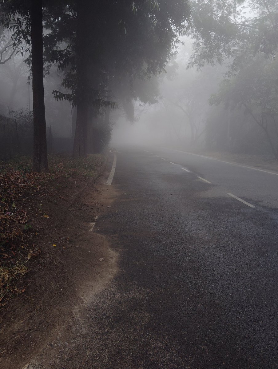 siiddhaant's tweet photo. JNU Winters peaking 
#Delhi #winter #fog https://t.co/IsSO3UflmX