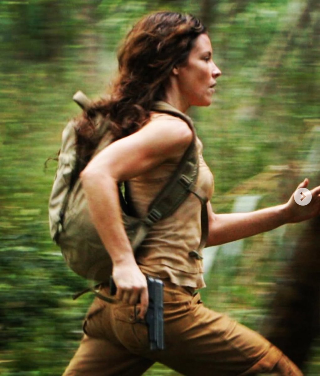 PreviouslySerie's tweet photo. #LOST

🔴NOVEDAD🔴

Evangeline Lilly recuerda el final de la ficción y valora en @gettinglostdoc lo importante que fue #Perdidos para la historia de las series:

“Nos pasamos seis años planteando las grandes preguntas de la vida. Las preguntas clave: ¿por qué estamos aquí? ¿Qué es esto? ¿Cuál es nuestro propósito?

Y como planteábamos aquellas grandes preguntas, la gente se reunía y las debatía. Se reunía a debatir cosas importantes. Y creo que esperaban que llegaría alguien con la respuesta, que el final daría la gran revelación (…) Pero pongámoslo en perspectiva: esa respuesta es la misma que las grandes religiones del planeta llevan miles de años buscando, y se le pidió a una serie de televisión que contestara a aquello. 

El episodio final fue la gran pregunta final, con la que te podías quedar, abordarlo con tu familia, con tus compañeros de trabajo. #LOST pidió hacer introspección y buscar tus propias respuestas. Creo que no hay manera más noble de dejar que la gente siga con su vida después de haberte acompañado que decirles: ‘las respuestas están en ti, ve a buscarlas’”.