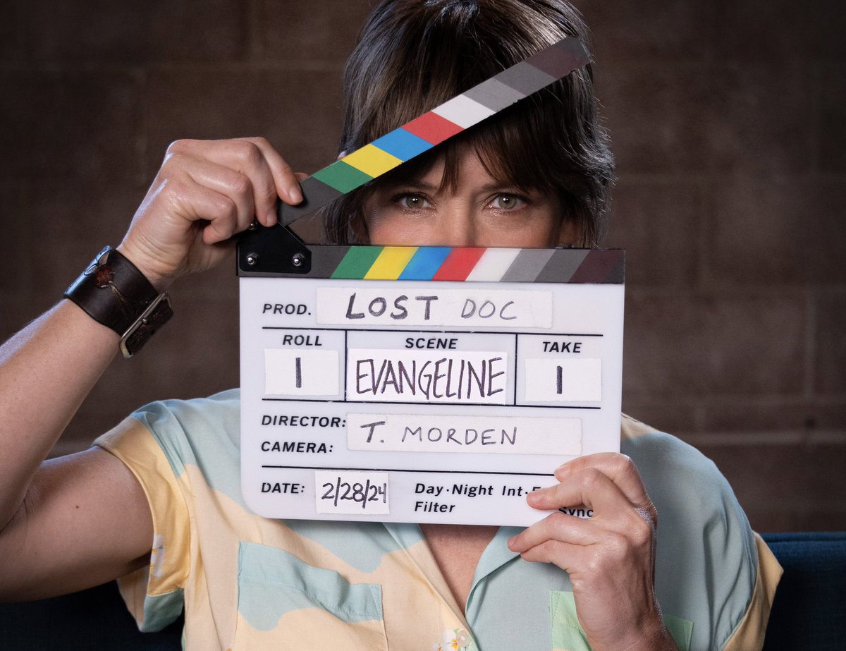 PreviouslySerie's tweet photo. #LOST

🔴NOVEDAD🔴

Evangeline Lilly recuerda el final de la ficción y valora en @gettinglostdoc lo importante que fue #Perdidos para la historia de las series:

“Nos pasamos seis años planteando las grandes preguntas de la vida. Las preguntas clave: ¿por qué estamos aquí? ¿Qué es esto? ¿Cuál es nuestro propósito?

Y como planteábamos aquellas grandes preguntas, la gente se reunía y las debatía. Se reunía a debatir cosas importantes. Y creo que esperaban que llegaría alguien con la respuesta, que el final daría la gran revelación (…) Pero pongámoslo en perspectiva: esa respuesta es la misma que las grandes religiones del planeta llevan miles de años buscando, y se le pidió a una serie de televisión que contestara a aquello. 

El episodio final fue la gran pregunta final, con la que te podías quedar, abordarlo con tu familia, con tus compañeros de trabajo. #LOST pidió hacer introspección y buscar tus propias respuestas. Creo que no hay manera más noble de dejar que la gente siga con su vida después de haberte acompañado que decirles: ‘las respuestas están en ti, ve a buscarlas’”.