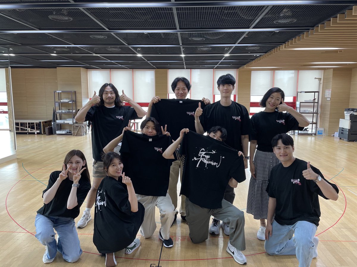 GYB_SUPPORT's tweet photo. 🌕230628 뮤지컬 곤투모로우 티셔츠 서포트🌕

다시 돌아온 고영빈 배우님의 고종을 기대하며
모든 배우님들과 스탭분들께 단체 티셔츠를 제작하여 전달해 드렸습니다.

저장 및 재업⭕️, 참여자 외 2차 가공❌️

#내가_티셔츠를_입어도_되는가_총리 https://t.co/pf0I2pIJOc