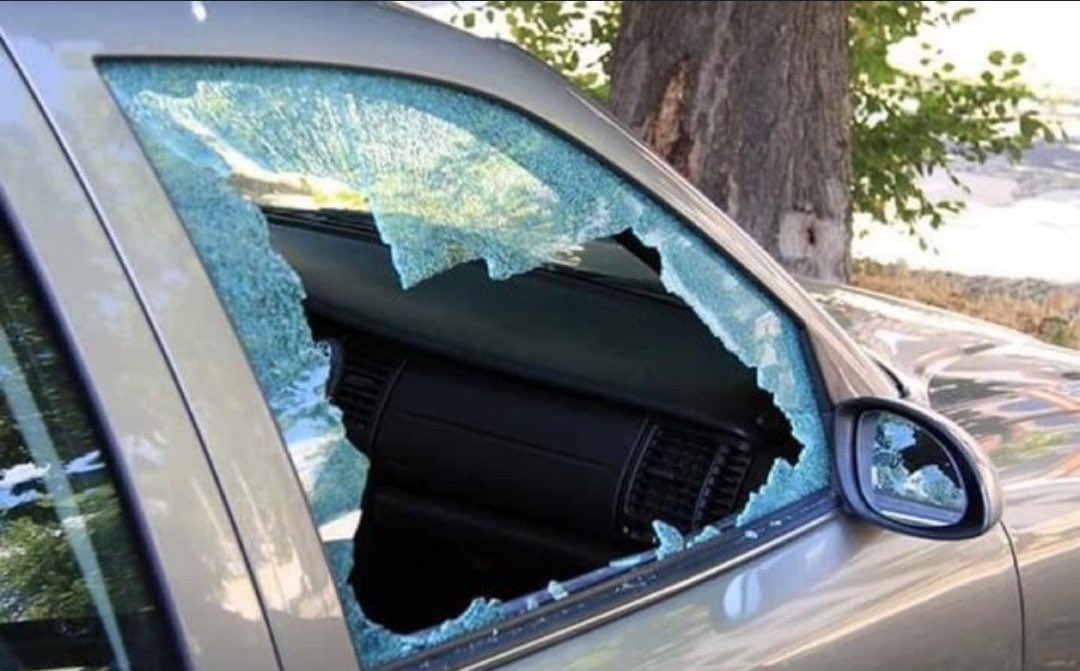 Mucho cuidado por la zona de Parquesol, Valladolid. Tenía dentro del coche un abono del Pucela, me han roto la ventanilla y me han dejado otros dos