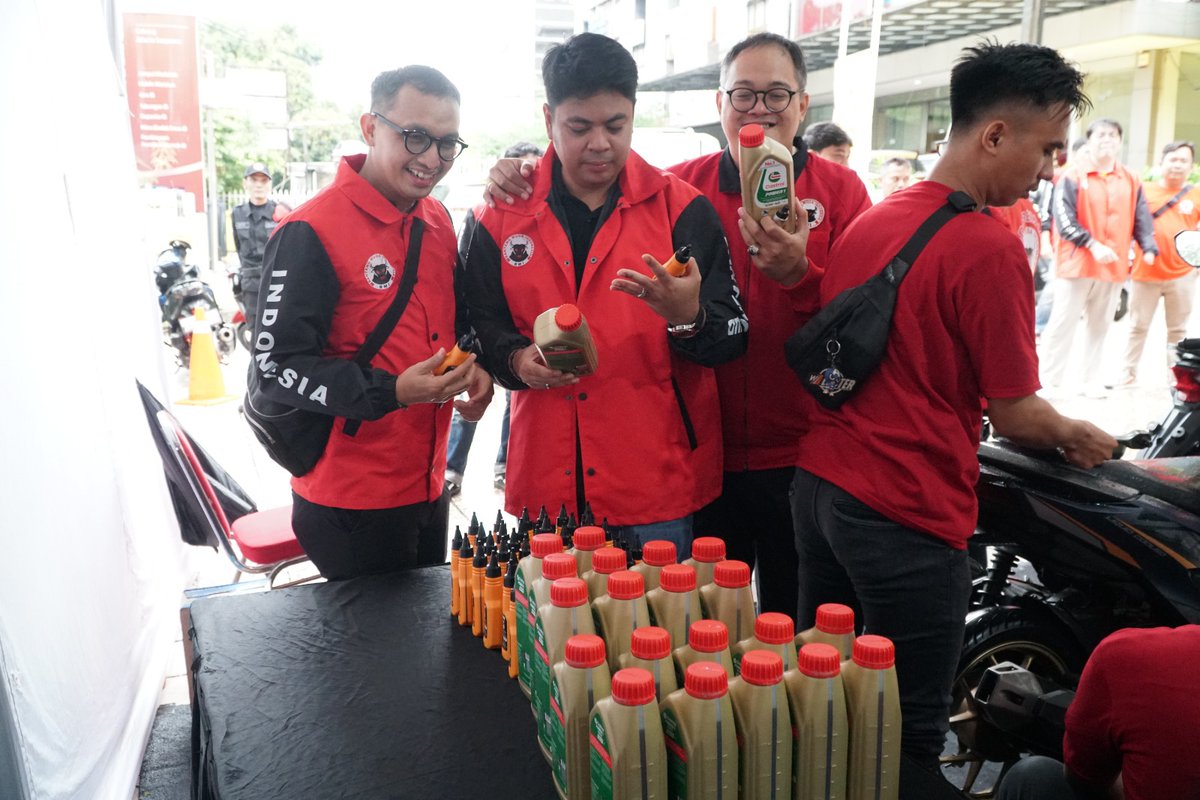 DPPBMI's tweet photo. Dalam rangka memperingati HUT Ke-52 tahun PDI Perjuangan, Dewan Pimpinan Pusat Banteng Muda Indonesia (DPP BMI) menggelar kegiatan Bakti Sosial dengan melaksanakan program cek kesehatan dan ganti oli gratis untuk para ojek online. 

#BantengMudaIndonesia #MudaBerjuang #GenerrasiGotongRoyong